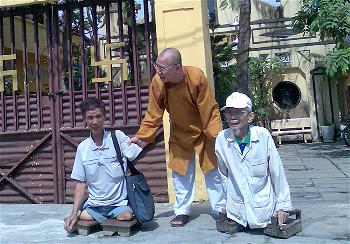 HT.Thích Không Tánh đưa tiễn anh em thương phế binh Việt Nam Cộng Hòa trước cổng chùa Liên Trì