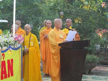 Hòa thượng Viện trưởng cung tuyên Thông Bạch Phật đản PL. 2558