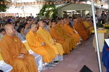 TT. Thích Viên Thông (thứ 1 từ trái) trong lễ Vu Lan - 2013 tại chùa Từ Lâm