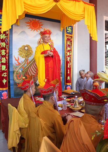 TT. Thích Viên Hải (chùa Phổ Tịnh), Đặc ủy nghi lễ – đang thực hiện nghi thức Gia trì sư trong một đàn tràng chẩn tế