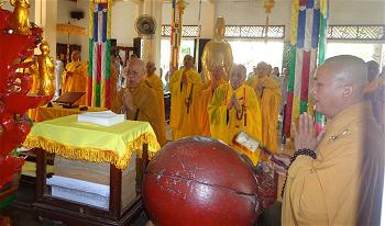 Bạch Phật Yết ma thành lập Tăng Đoàn