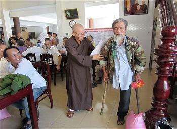 HT. Thích Không Tánh trong một lần phát quà cho anh em thương phế binh VNCH tại chùa Phước Thành - Huế