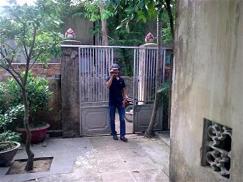 (Viên Công an đã vào trong cổng Chùa ghi lại hình ảnh ngày 15-08-2013)