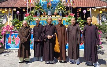 HT. Thích Viên Định (thứ 3 từ trái) trong lễ Phật đản tại Huế - 2014