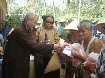 HT. Thích Không Tánh phát quà tại làng phong Quy Hòa, Quy Nhơn
